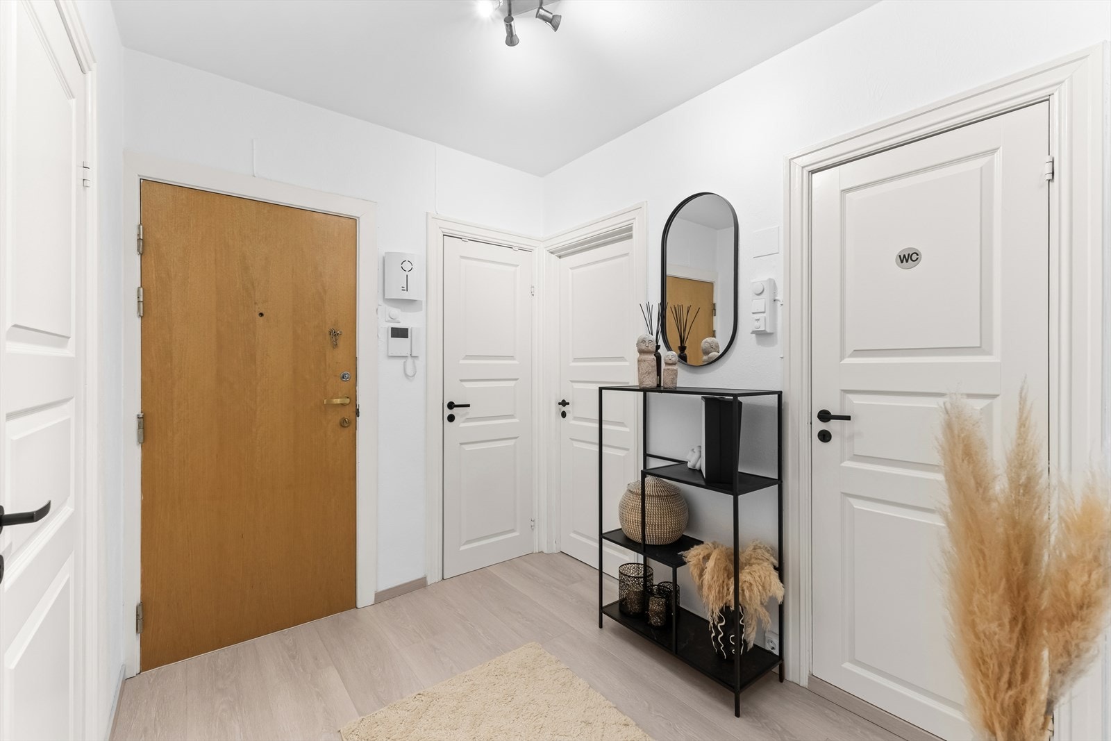 Velkommen inn i en romslig entré med gode oppbevaringsmuligheter for yttertøy og sko Galleribilde