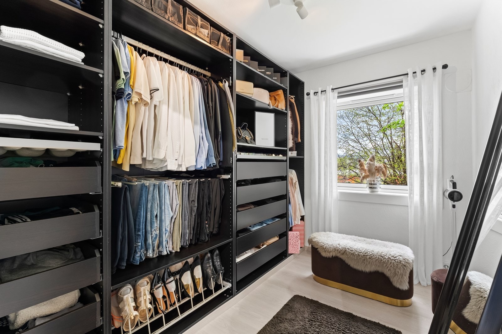 Soverom 3 benyttes i dag som walk-in closet, men egner seg også godt som soverom, gjesterom eller hjemmekontor etter behov. Galleribilde