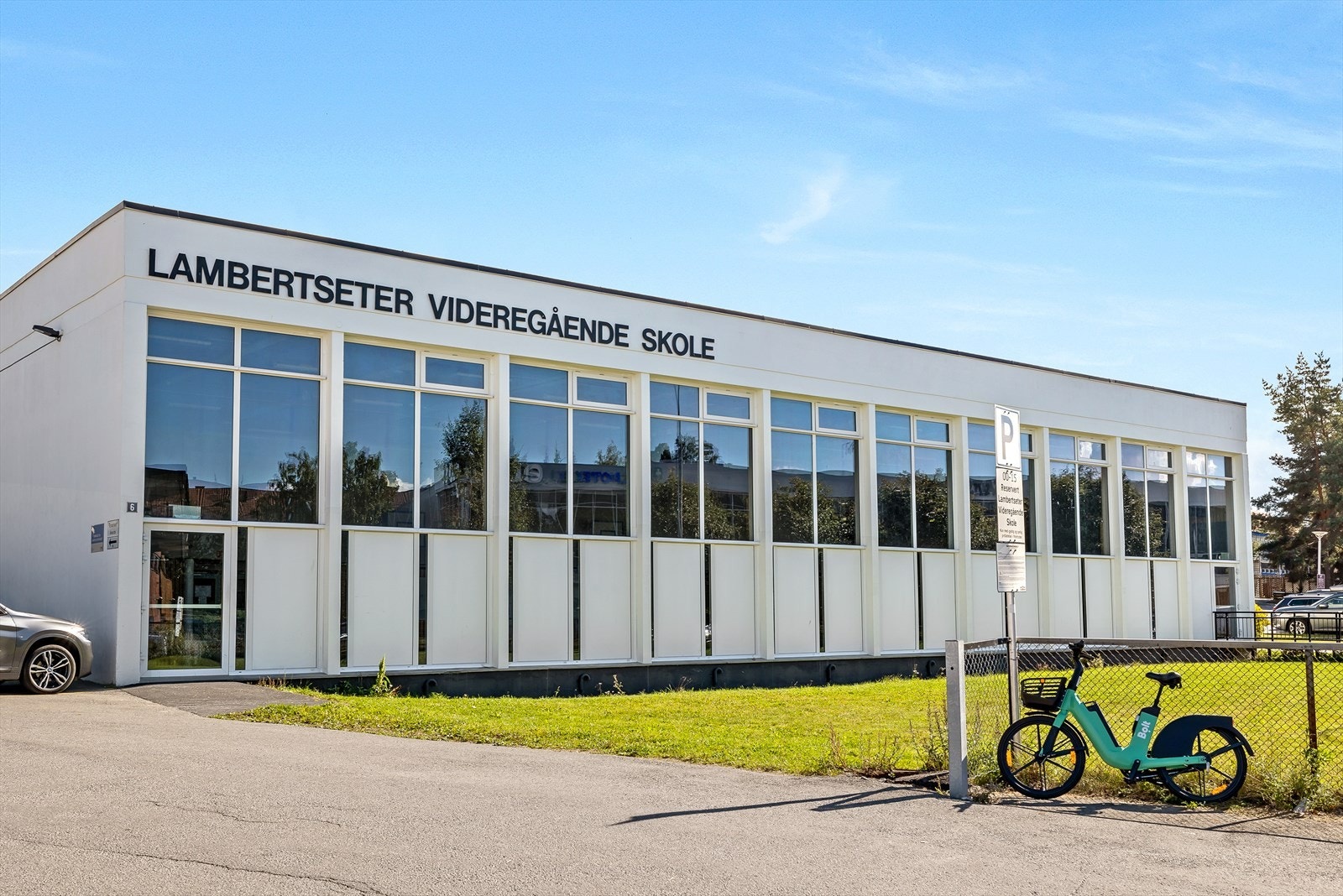 Populære Lambertseter videregående skole. Galleribilde