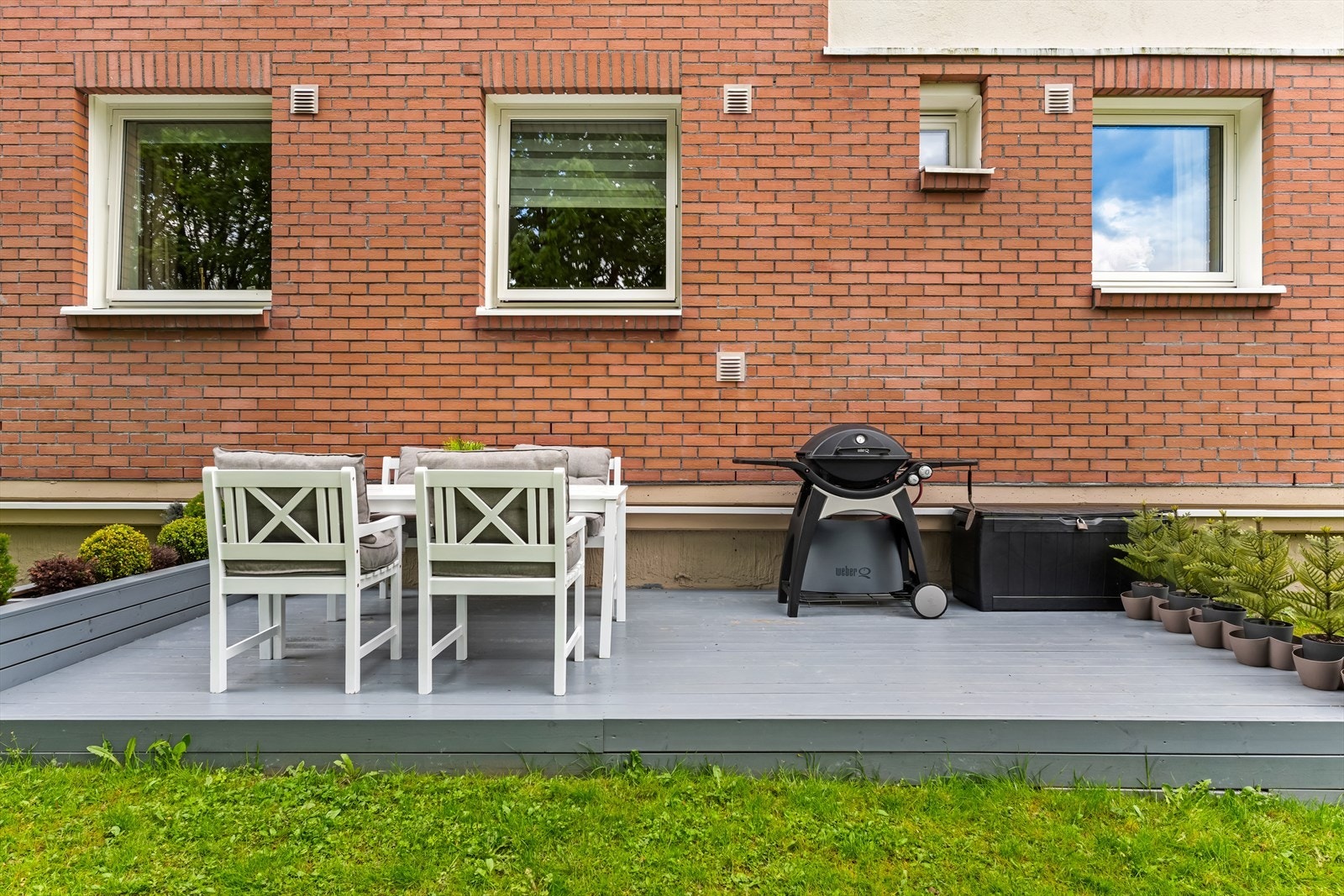 Solrik markterrasse på ca. 12 kvm fra 2025 med god plass til sittegruppe og grill - perfekt for hyggelige sommerdager. Galleribilde