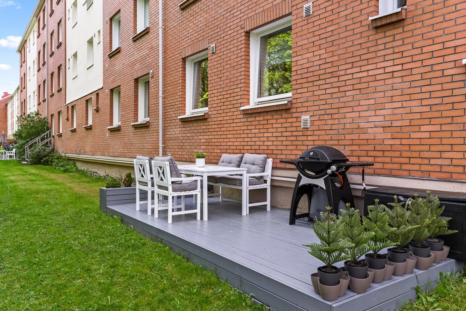 Det er mulighet for å etablere en praktisk løsning med direkte utgang fra kjøkkenet til markterrassen slik enkelte av naboene har gjort. Galleribilde
