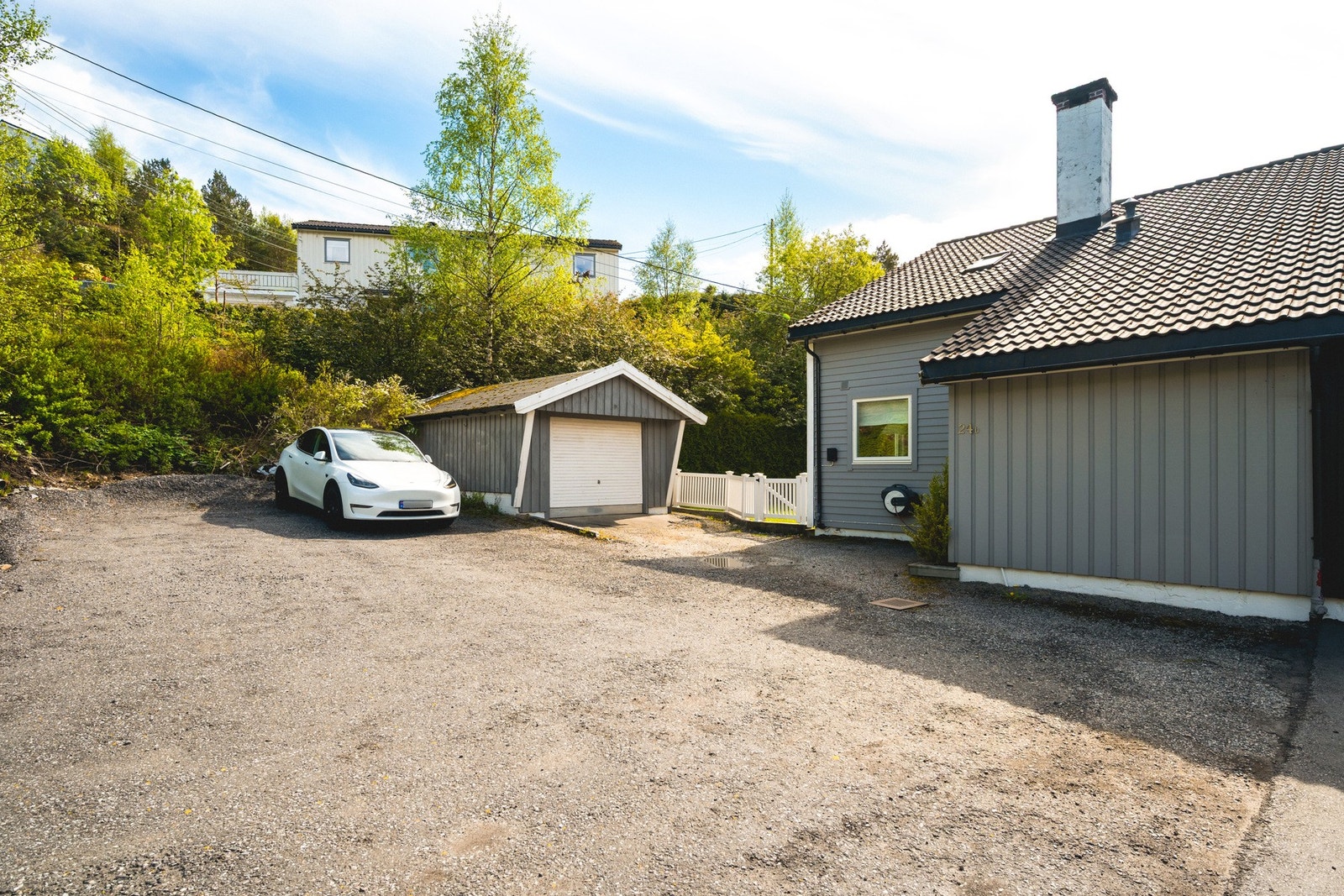 Parkering i garasje, samt biloppstillingsplass til flere biler på egen eiendom Galleribilde
