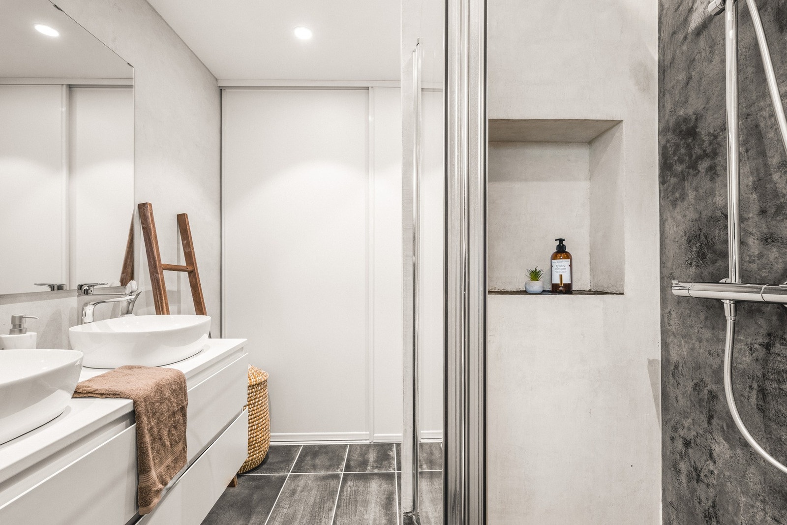 Badet er romslig og måler 7,2 kvm Galleribilde