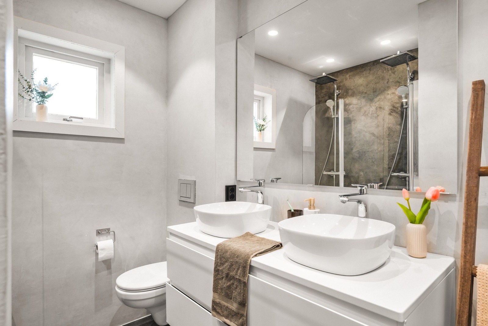 Badet ble pusset opp i ca. 2016 og har en stilren innredning Galleribilde