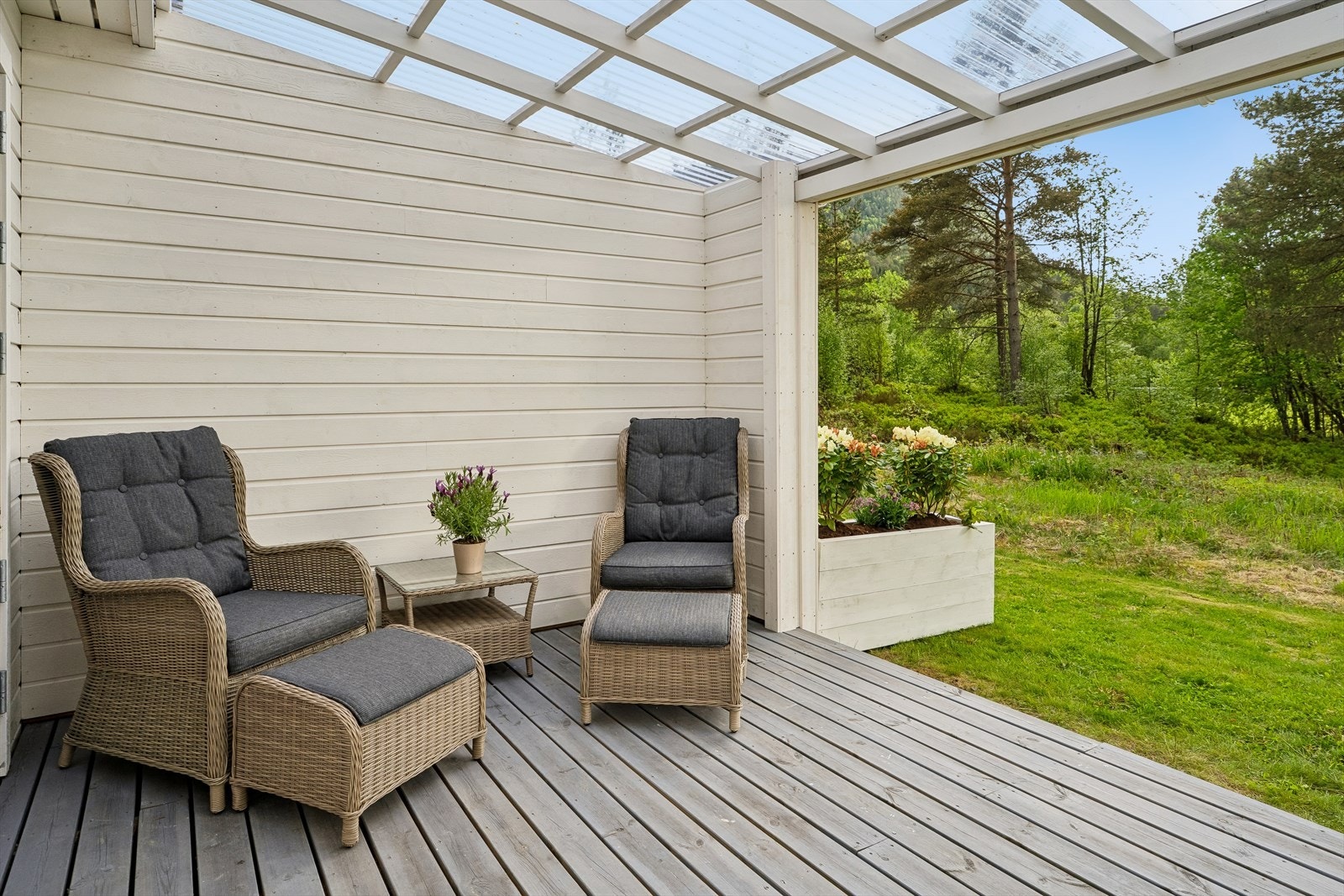 Stor terrasse på hele 35 kvm med overbygg på deler av den Galleribilde