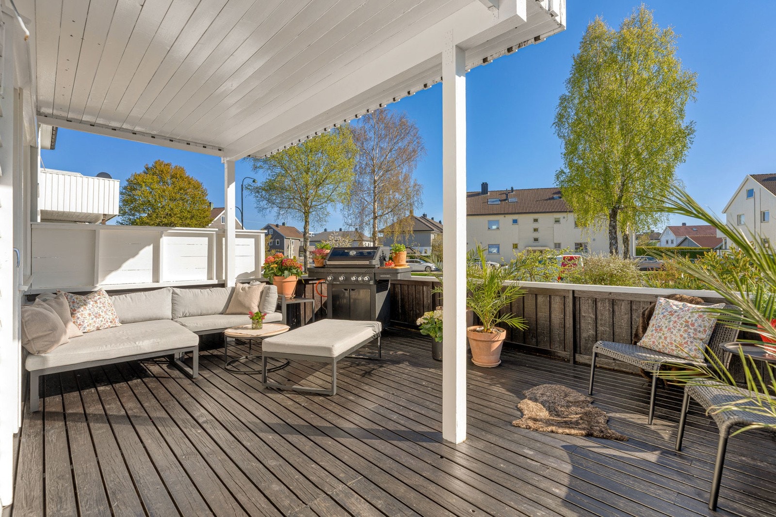 Solfylt og vestvendt terrasse ut fra stuen Galleribilde
