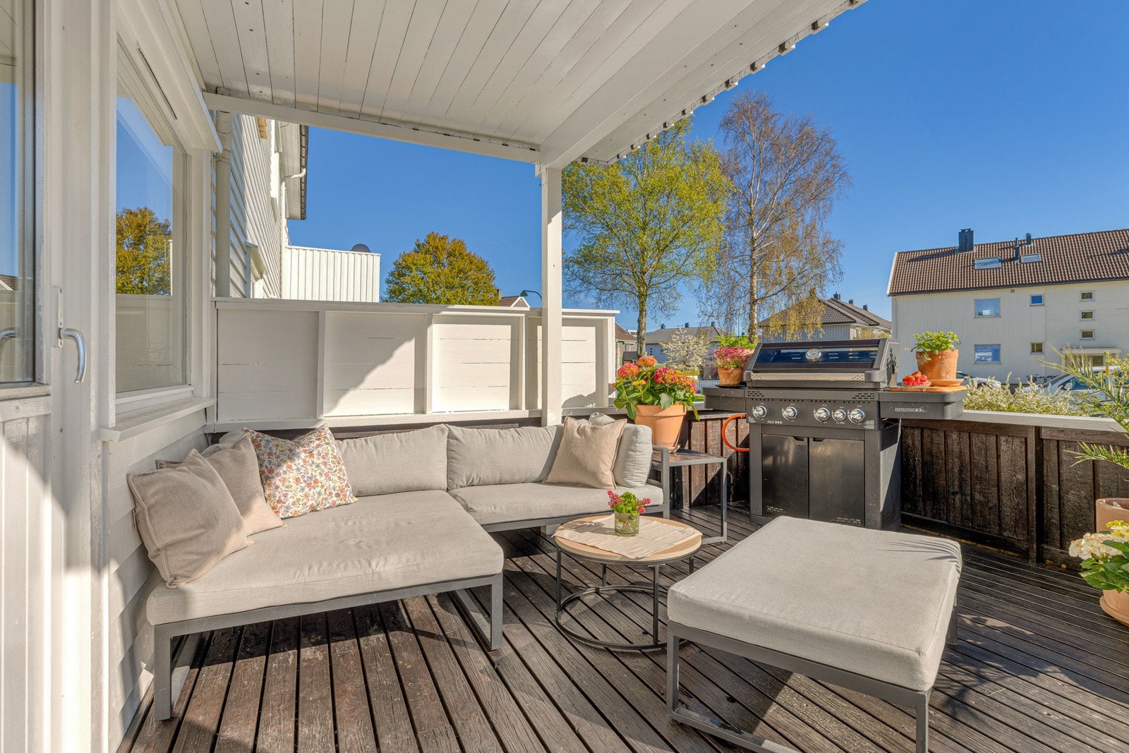 Solfylt og vestvendt terrasse ut fra stuen Galleribilde