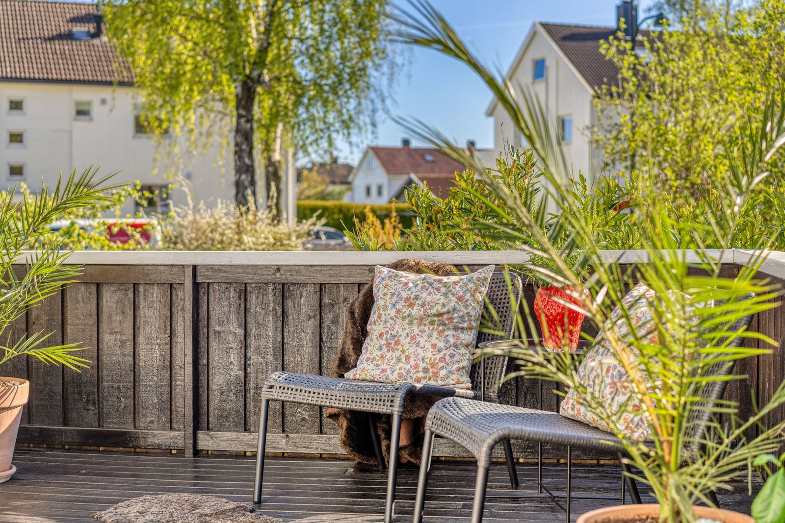 Solfylt og vestvendt terrasse ut fra stuen Galleribilde