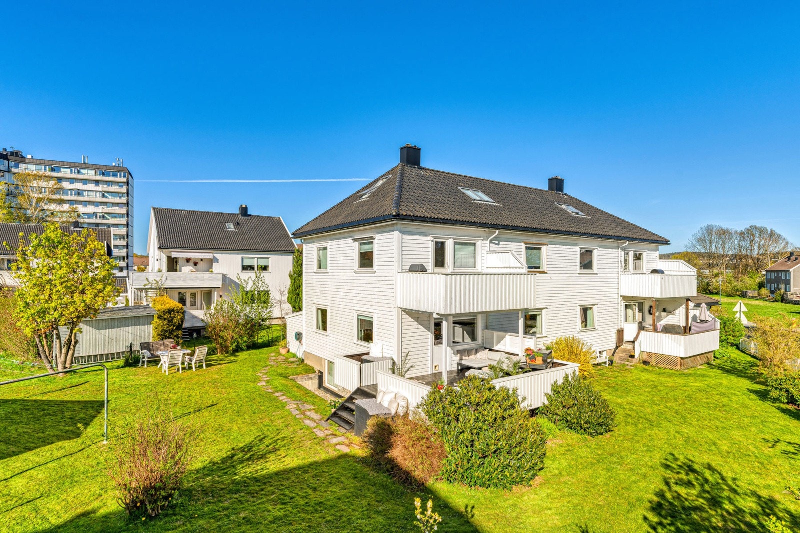 Nydelig og solrik hage rundt boligen Galleribilde
