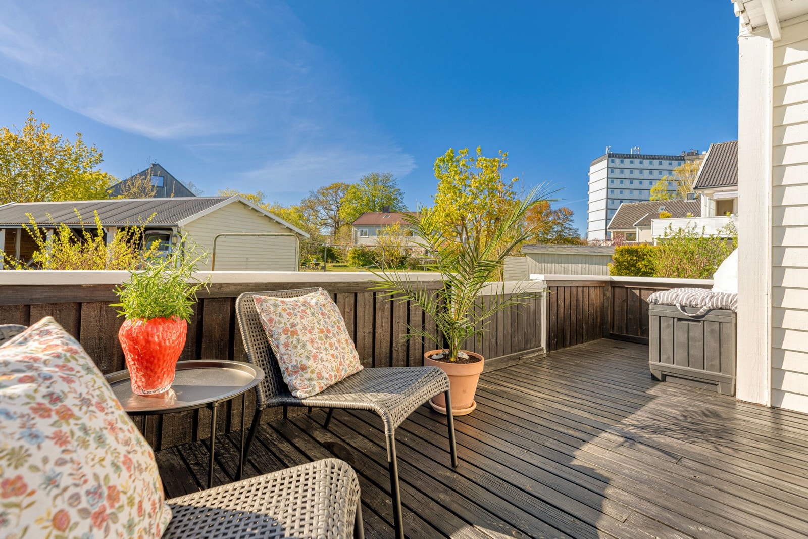Solfylt og vestvendt terrasse ut fra stuen Galleribilde