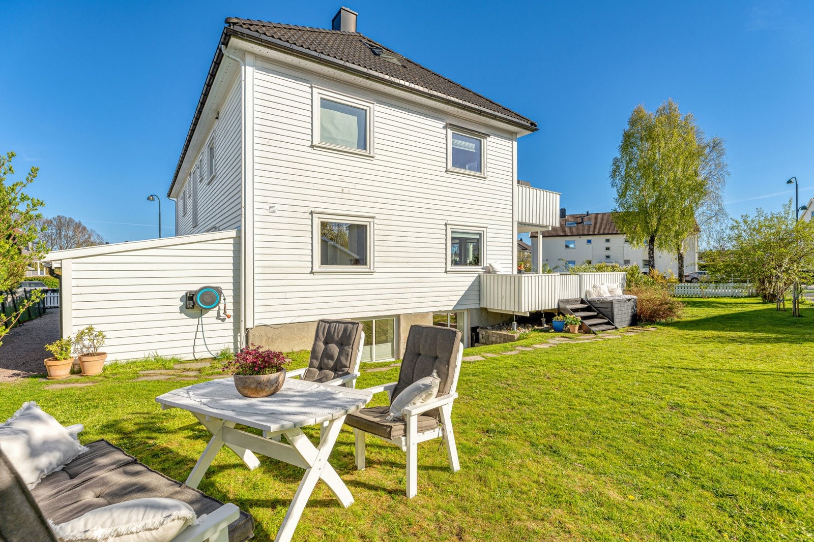 Hyggelig hage med god plass til sittegruppe Galleribilde