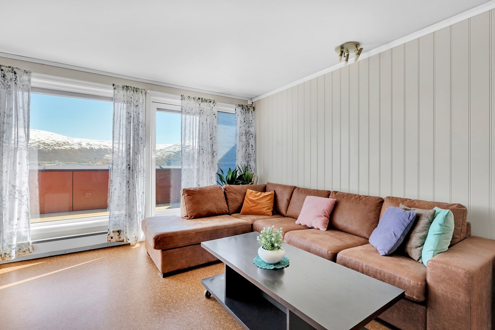 Fra stuen er det utgang til en balkong, som gir muligheter for å nyte gode sommerdager. Galleribilde