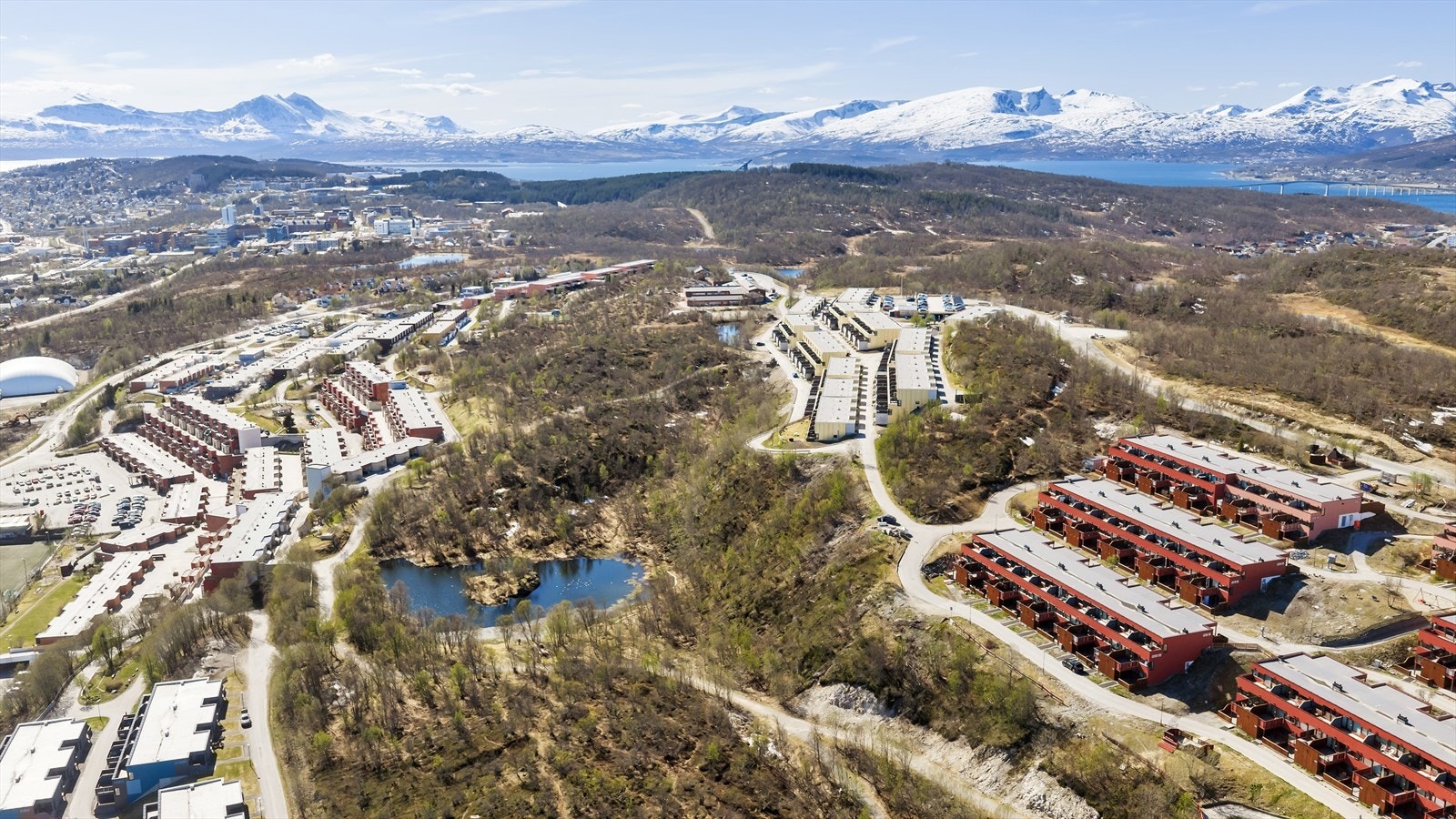 Boligfeltet består av rekkehus med oppgradert fasade og gode uteområder. Galleribilde