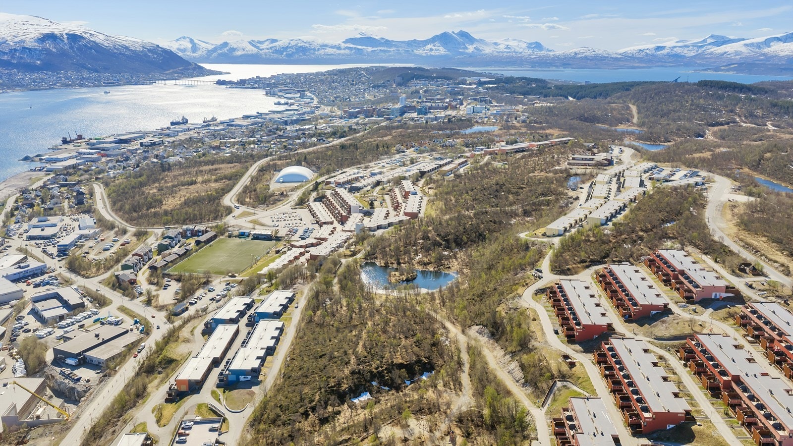 Fra boligen er det gangavstand til turstier, lysløype, UNN og UiT. Galleribilde