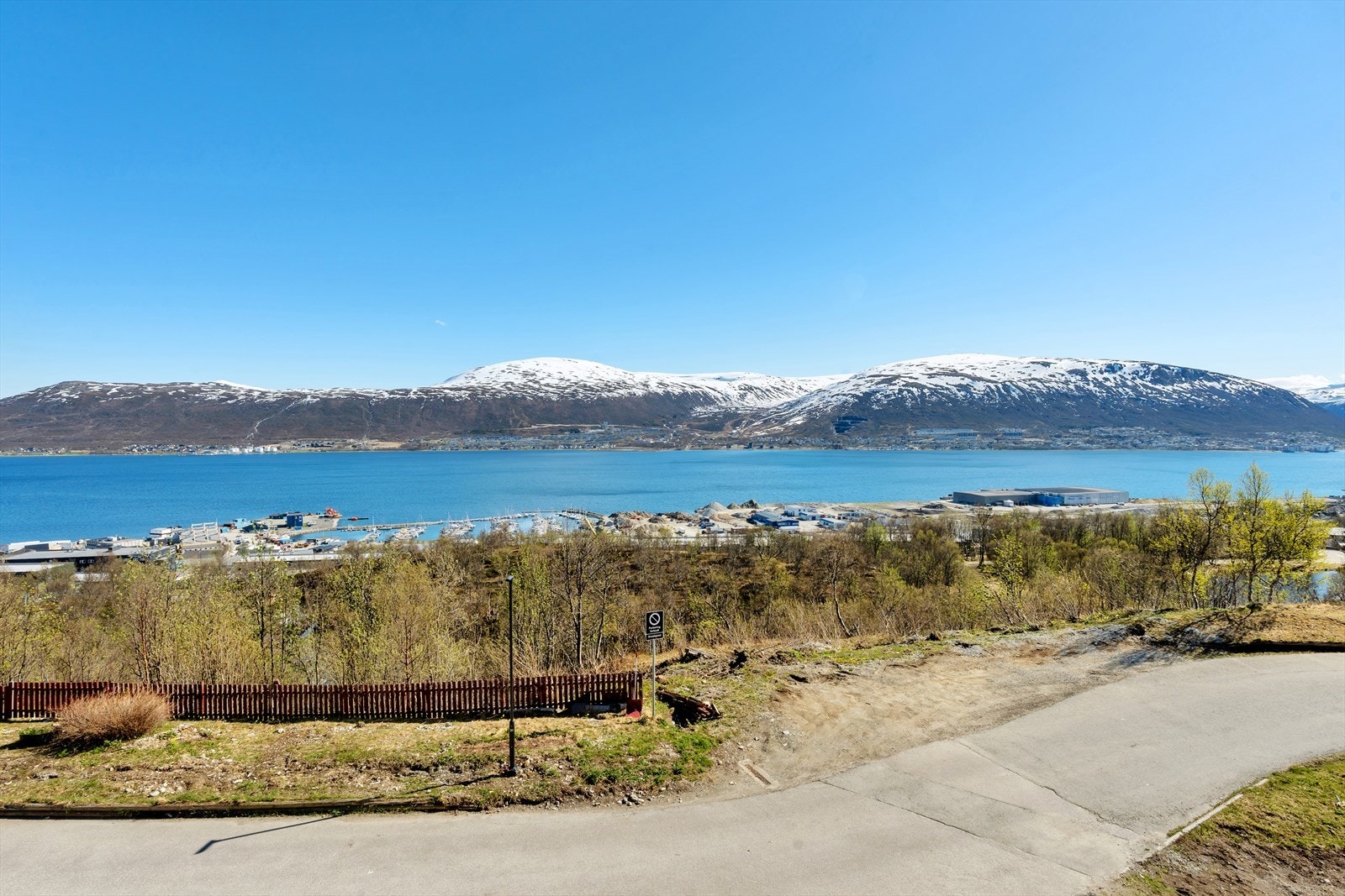 Området byr på en flott utsikt over vann og fjell fra eiendommen. Galleribilde