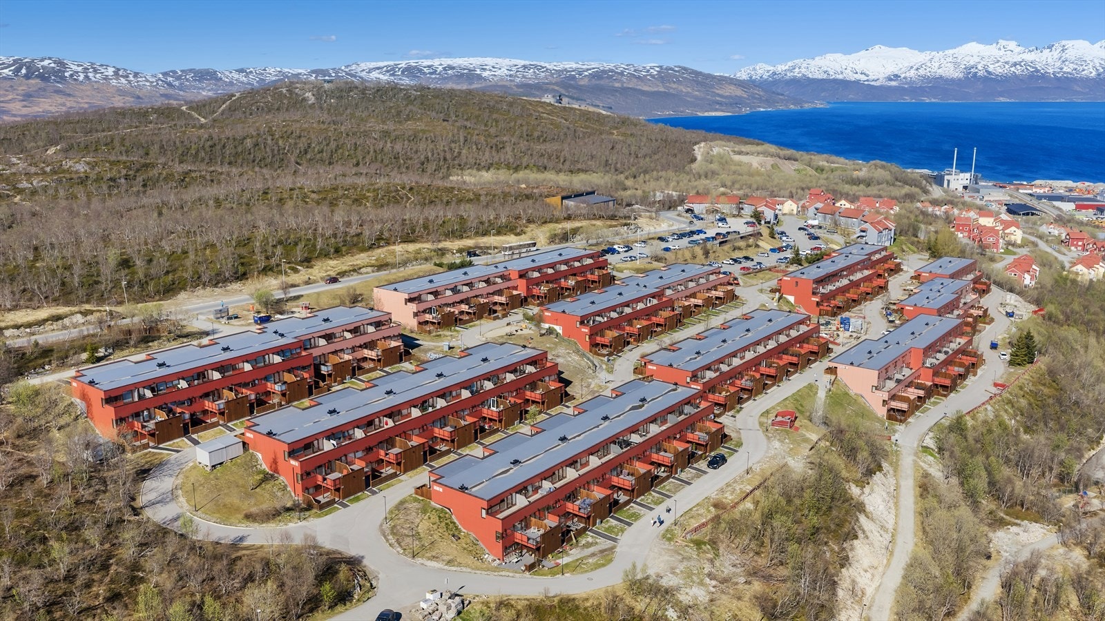 Eiendommen har en attraktiv beliggenhet nær friluftsområder og servicetilbud. Galleribilde