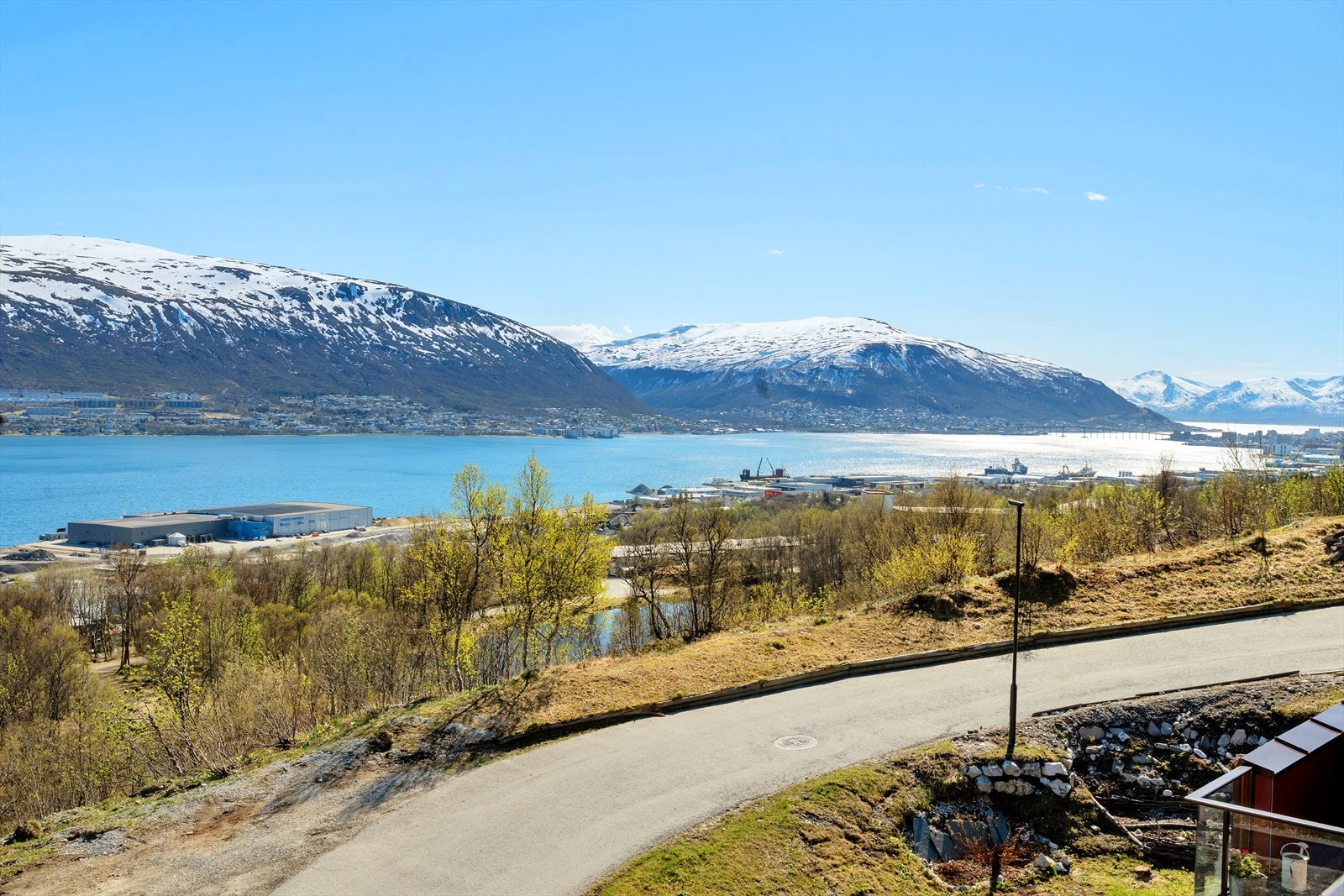 Eiendommen ligger i et naturskjønt område med utsikt mot fjorden og omkringliggende landskap. Galleribilde