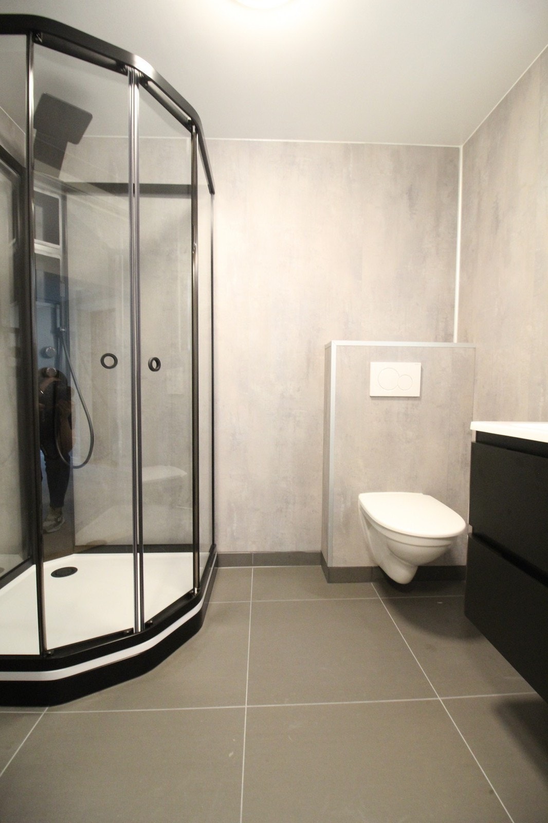 Badet er innredet med dusjkabinett. Galleribilde