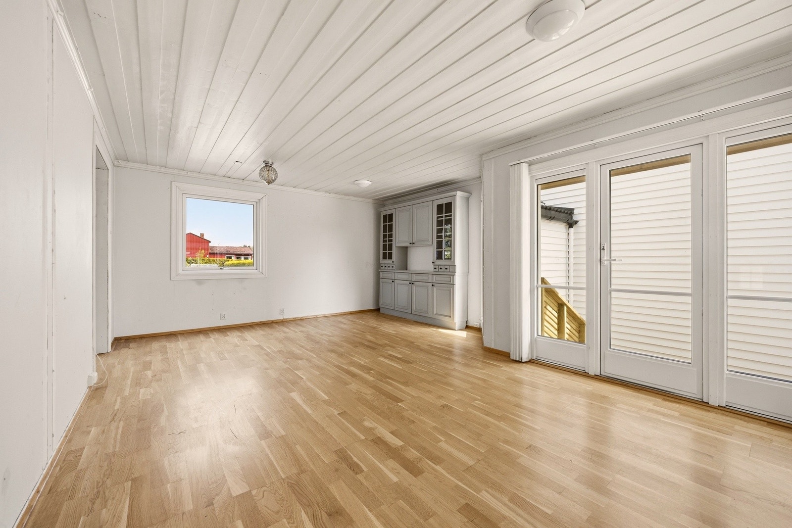 Stuen er lys og innbydende med store vindusflater som gir godt med lysinnslipp. Galleribilde