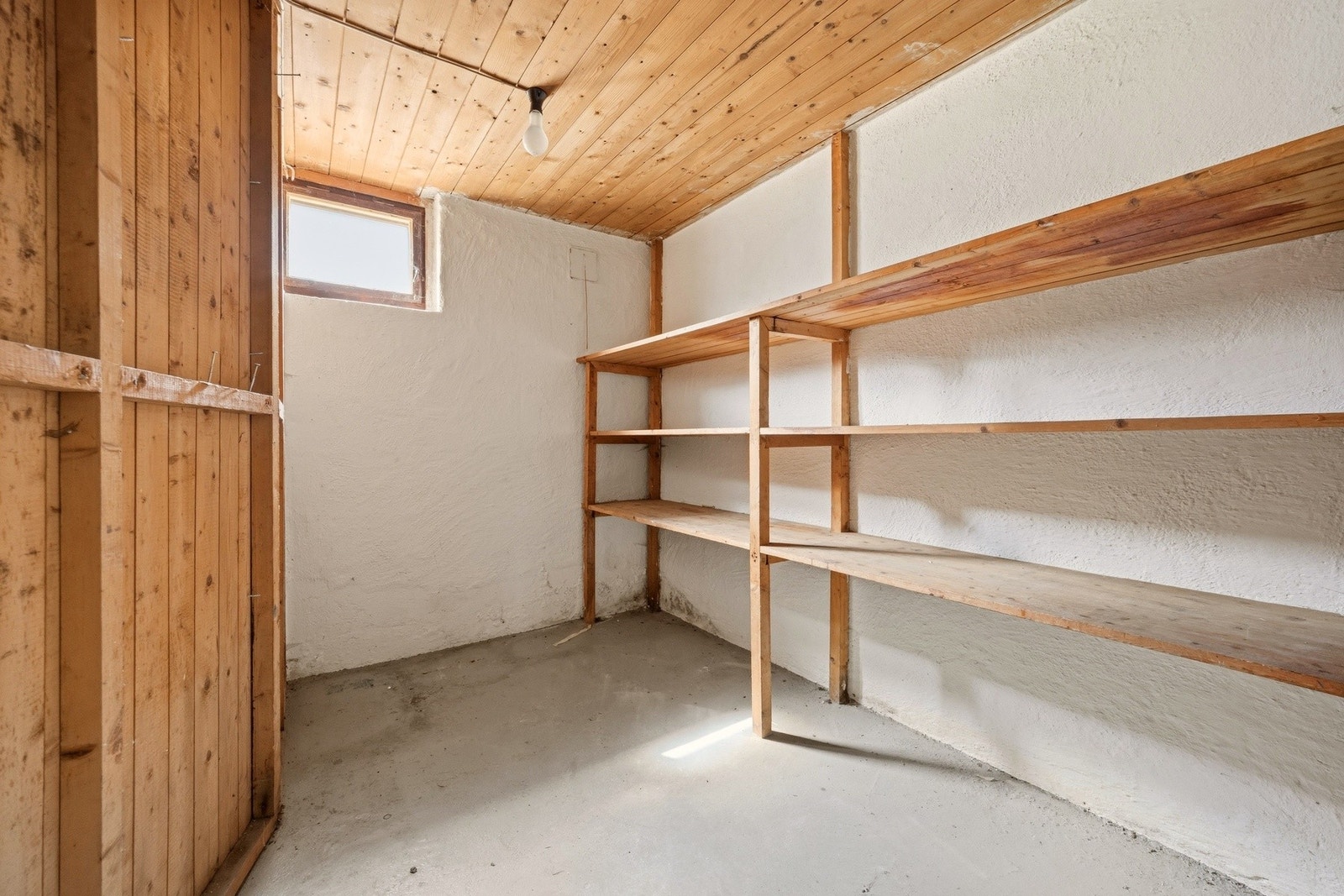 Boligen har rikelig med lagringsplass i totalt fire boder. Galleribilde