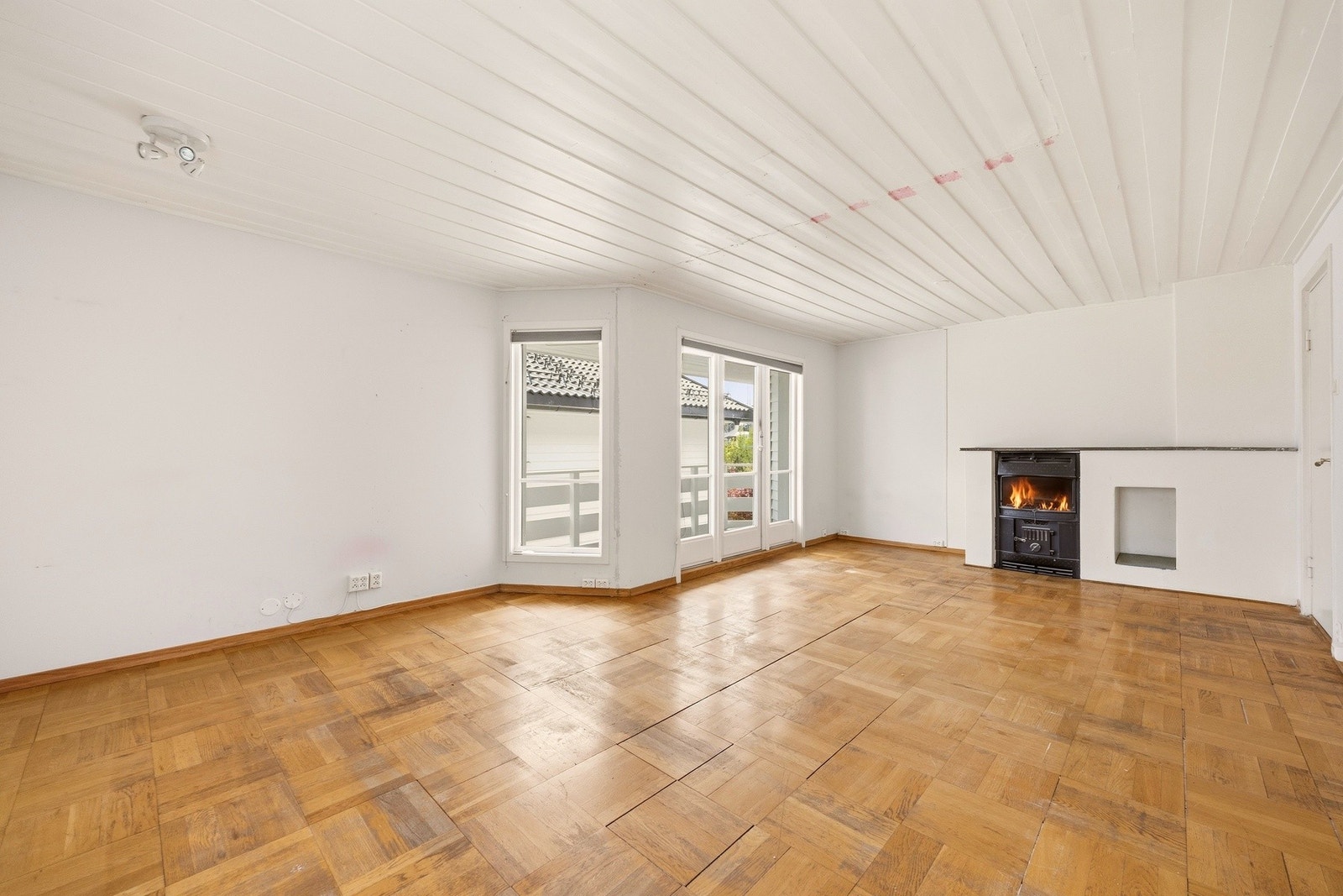 I tilknytning til stuen i boligens 2. etasje finner du også en ekstra stue med peis. Galleribilde