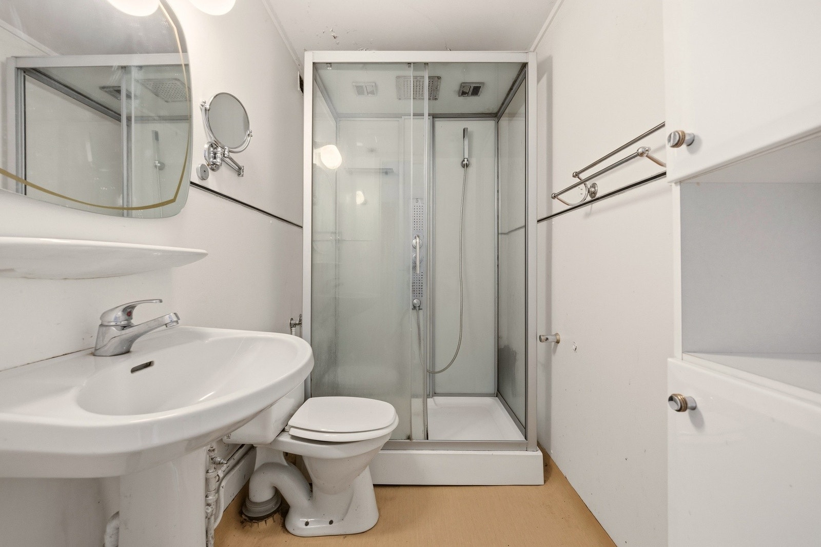 Badet i andre etasje har original vinyl på gulv og malte vegger. Badet inneholder servant, gulvstående toalett og dusjkabinett. Galleribilde