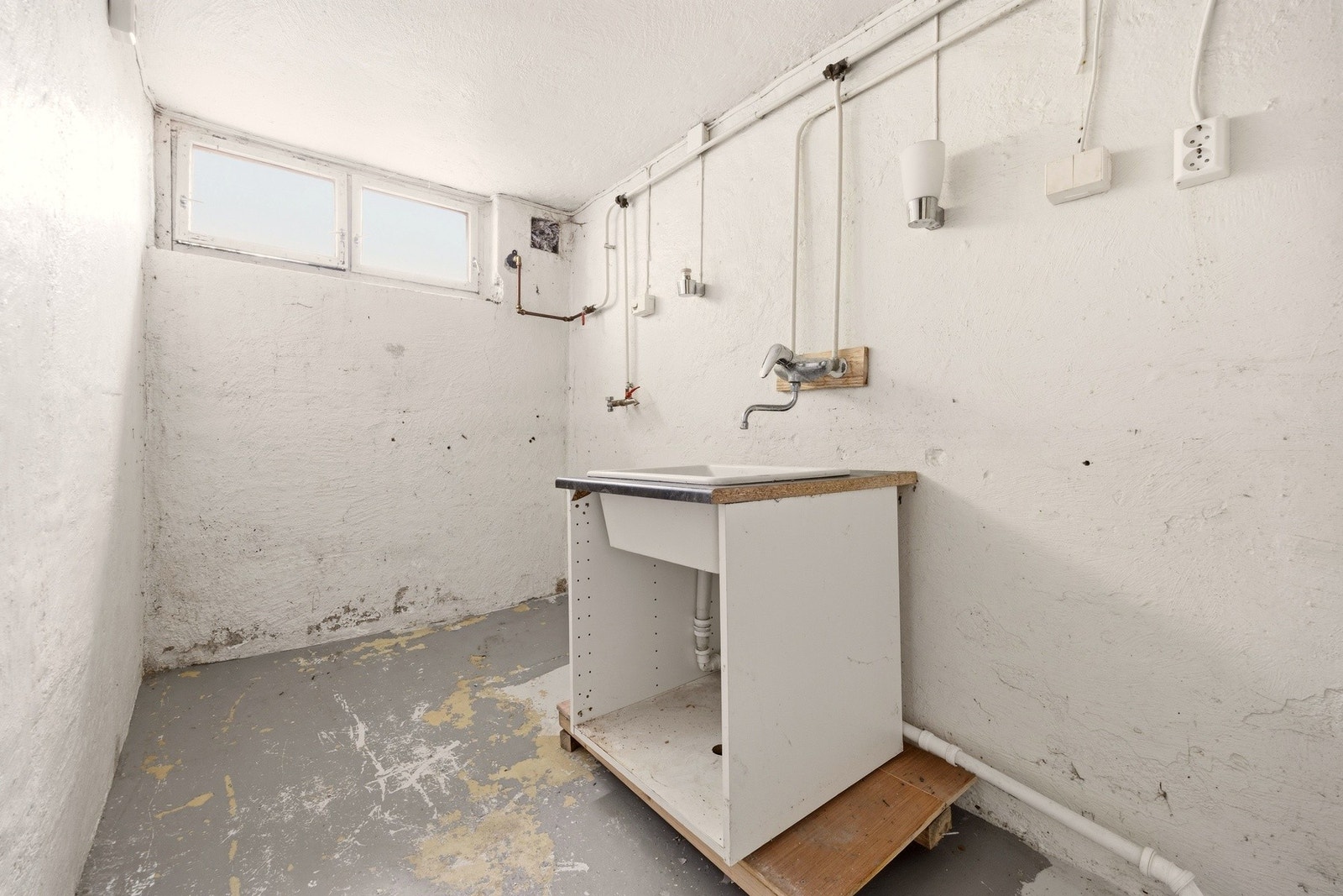 I kjelleren har boligen har et eget vaskerom og toalettrom. Galleribilde
