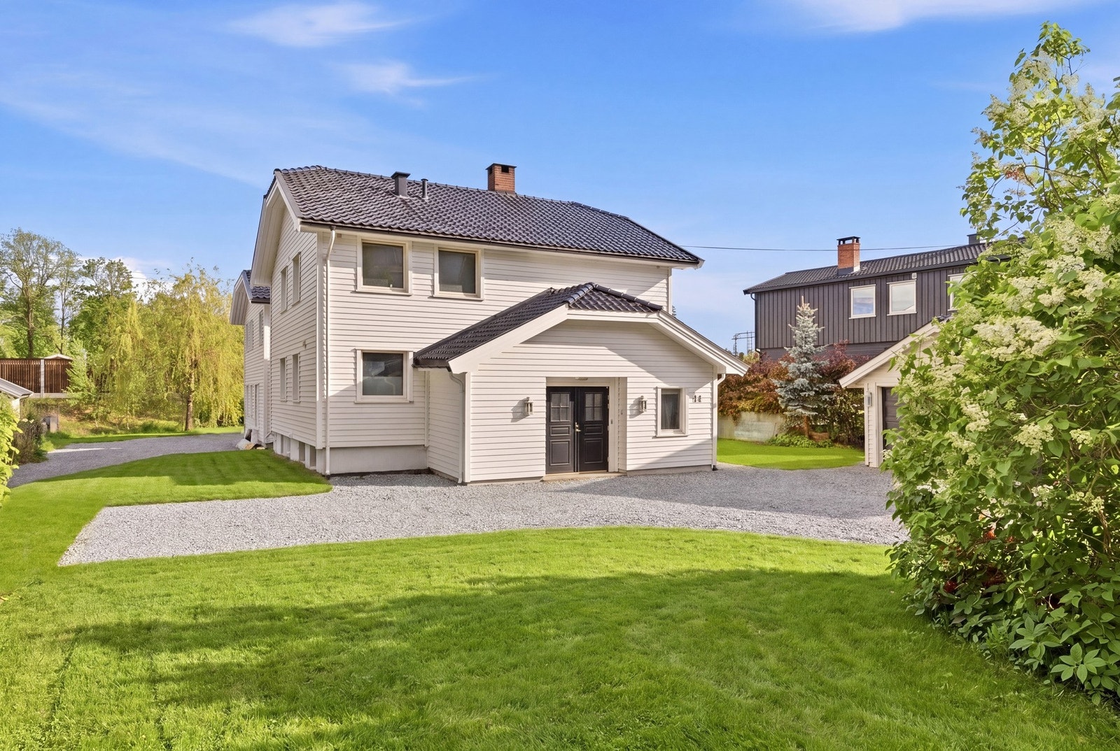 Velkommen til Terrasseveien 44d presentert av eiendomsmegler Edvard Chapsang v/ EIE eiendomsmegling avdeling Sandvika.
Foto: Luxe AS (Anders Kjøndal)
Plenen er digitalt stylet - Dette er en illustrasjon, avvik vil forekomme. Galleribilde