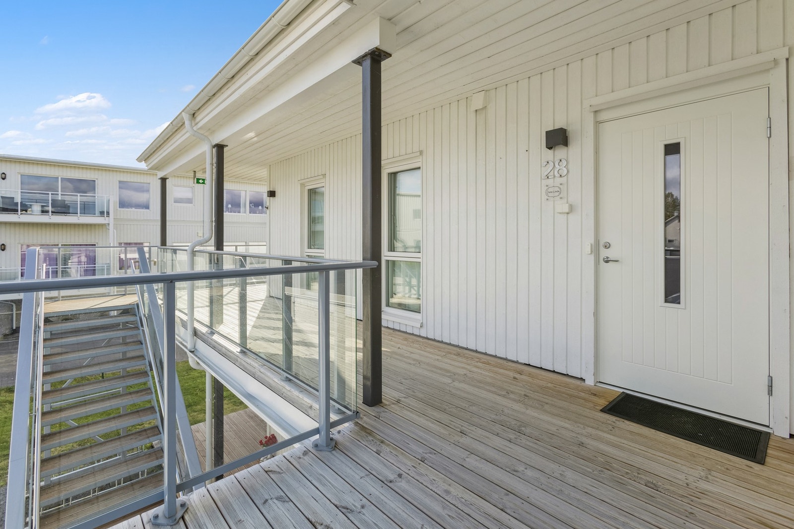 Adkomst til leiligheten i 2. etasje via svalgang. Bygget er også utstyrt med heis Galleribilde