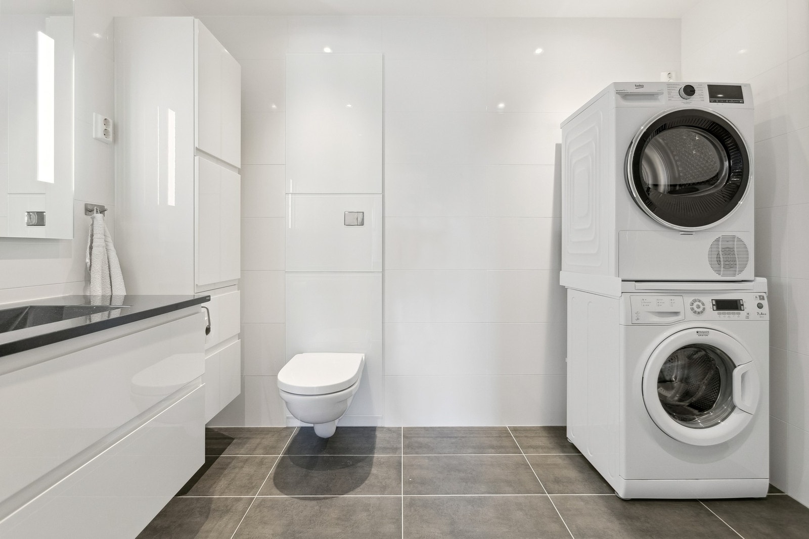Det tekniske skapet med samlestokk for den vannbårne varmen er plassert på badet Galleribilde