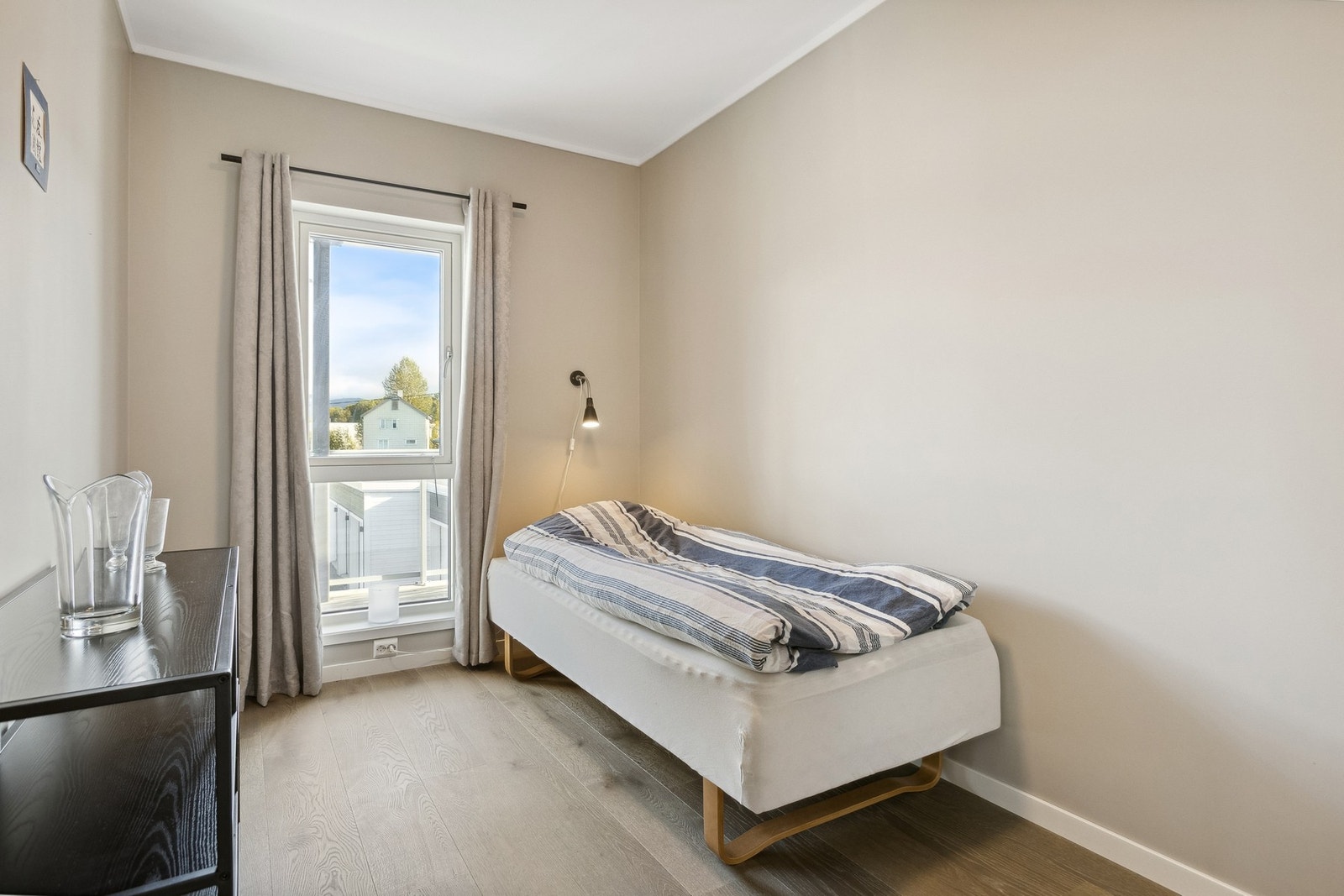 Alle soverommene er utstyrt med plassbesparende skyvedører Galleribilde
