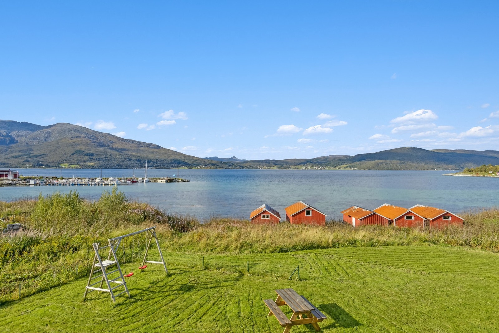 Fra verandaen er det flott utsikt over nærområdet og fjorden Galleribilde
