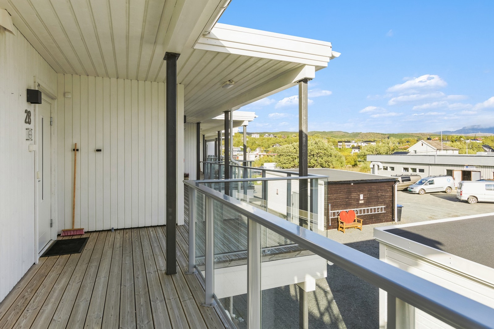 Svalgangen gir en overbygget og skjermet adkomst til inngangsdøren. Galleribilde