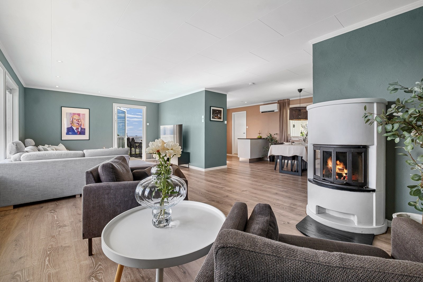 Stue med god plass til å samle familie og venner. Galleribilde
