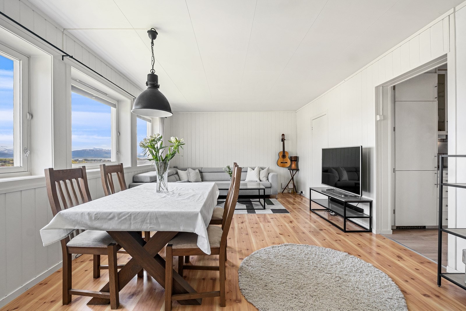 Utleie: Romslig stue med plass til sofa- og spisegruppe. Galleribilde
