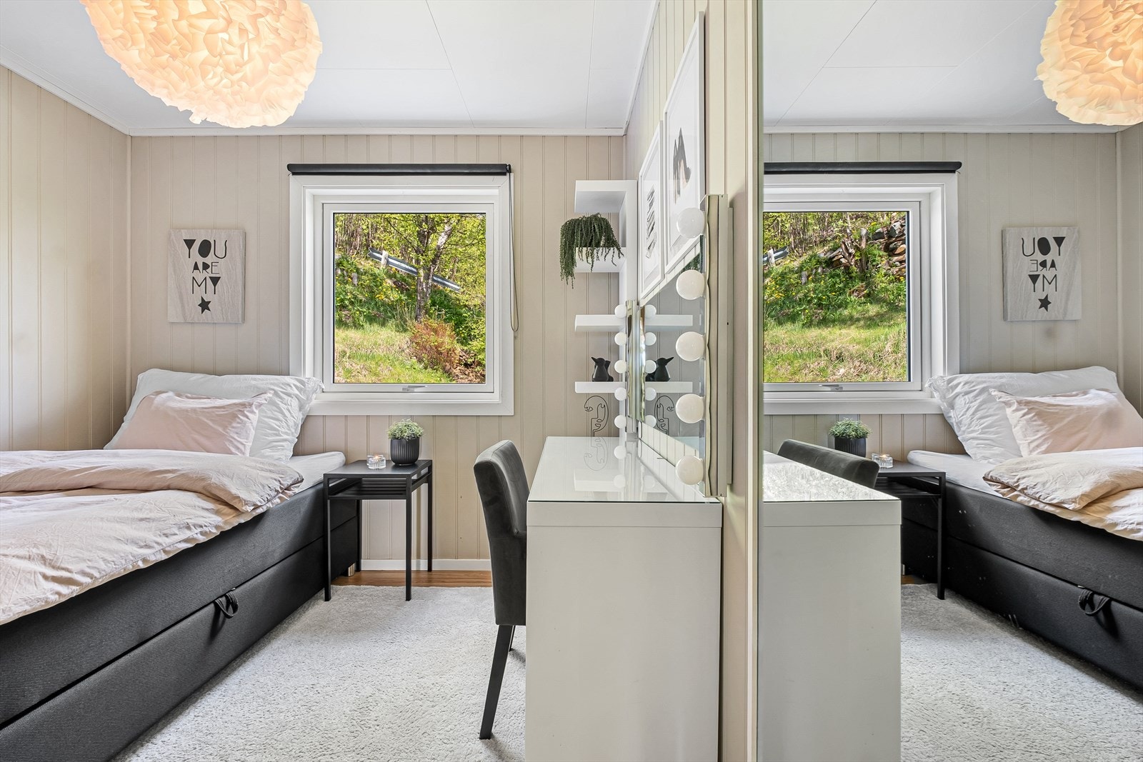 Soverom av god størrelse med plass til seng og møbler. Galleribilde