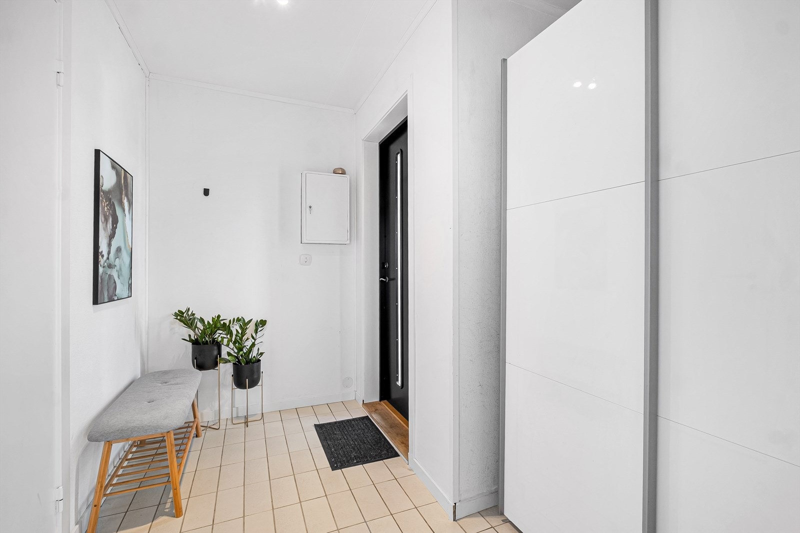 Utleie: Entré med skyvedørsgarderobe Galleribilde