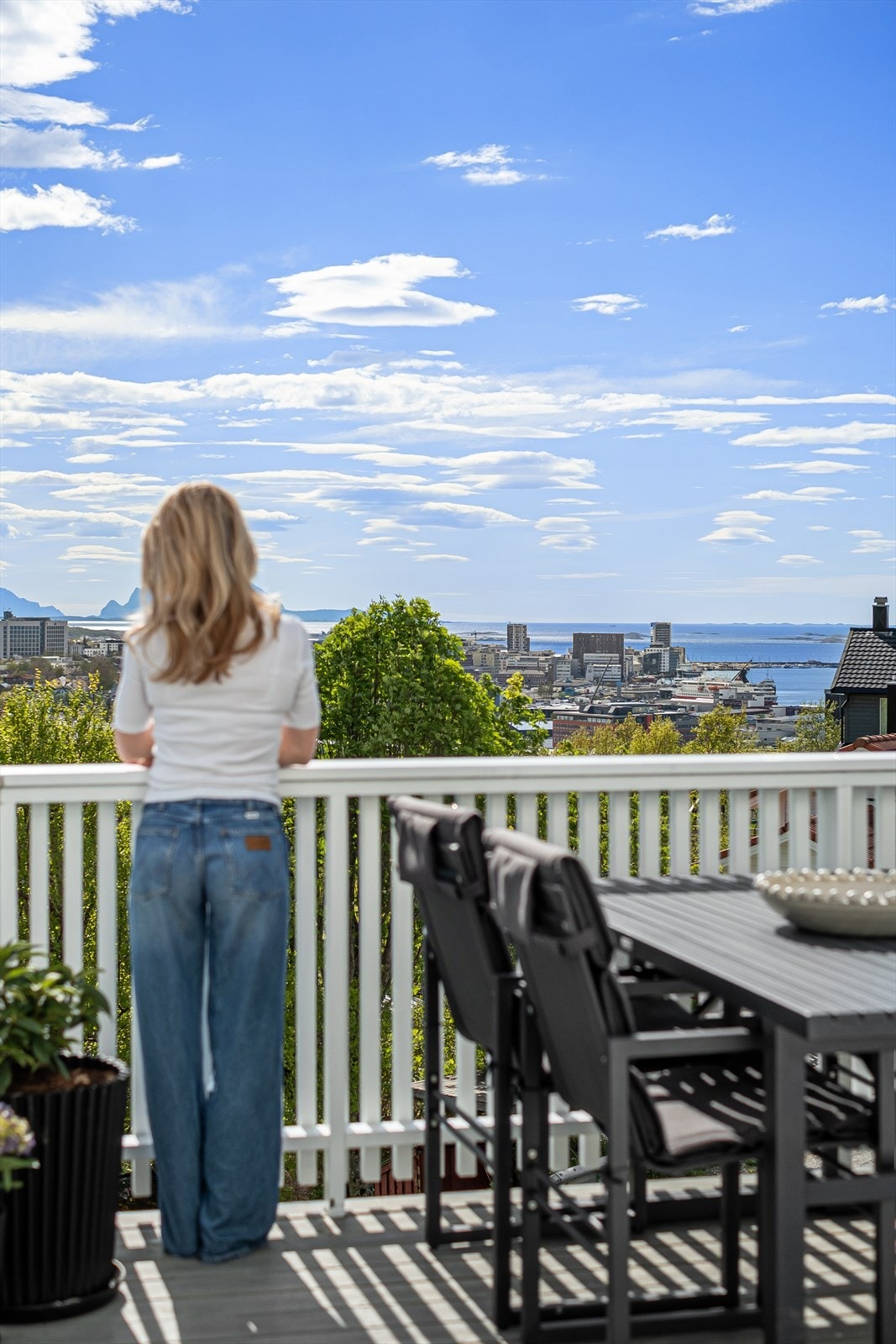 Svært gode sol- og utsiktsforhold fra veranda. Galleribilde