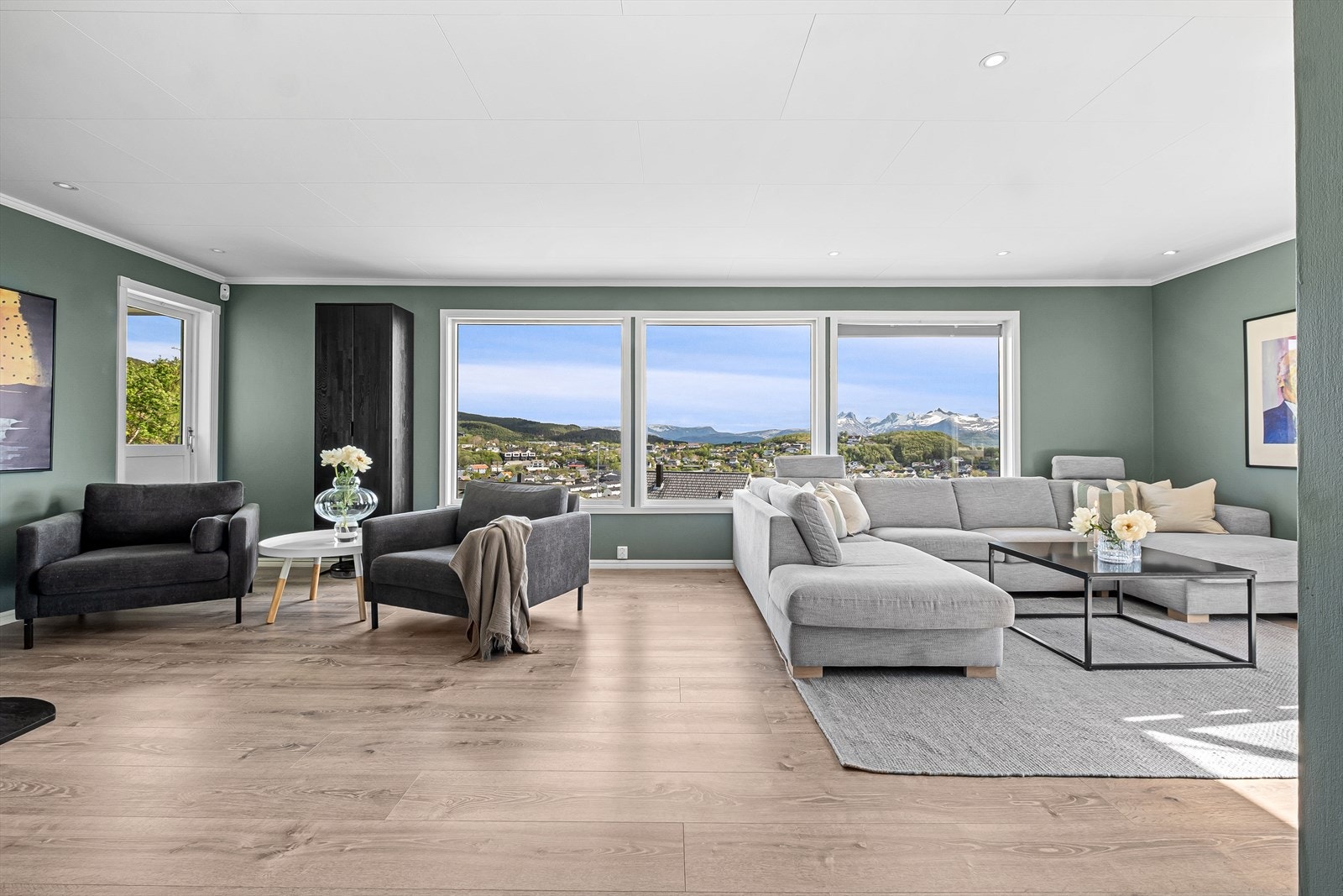 Nytt gulv lagt i de fleste rom høst 2021-2022 - Downlights i tak. Galleribilde