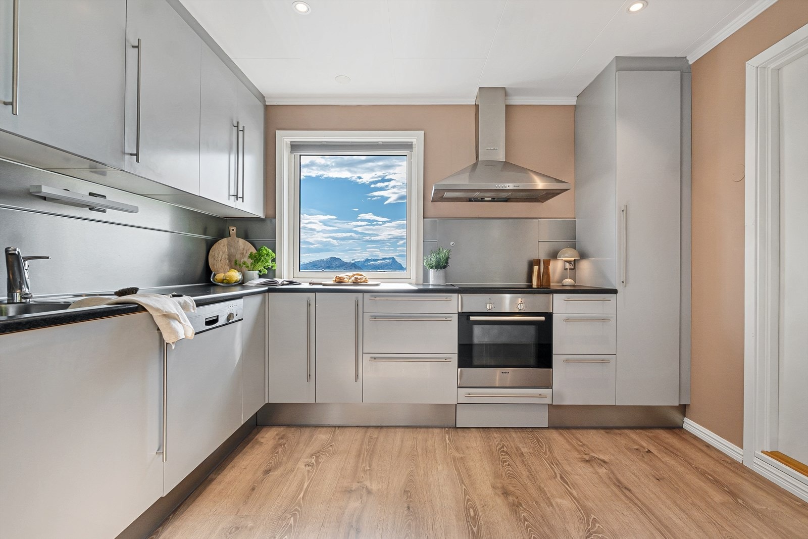Kjøkkenet ligger praktisk tilbaketrukket fra stuen. Galleribilde