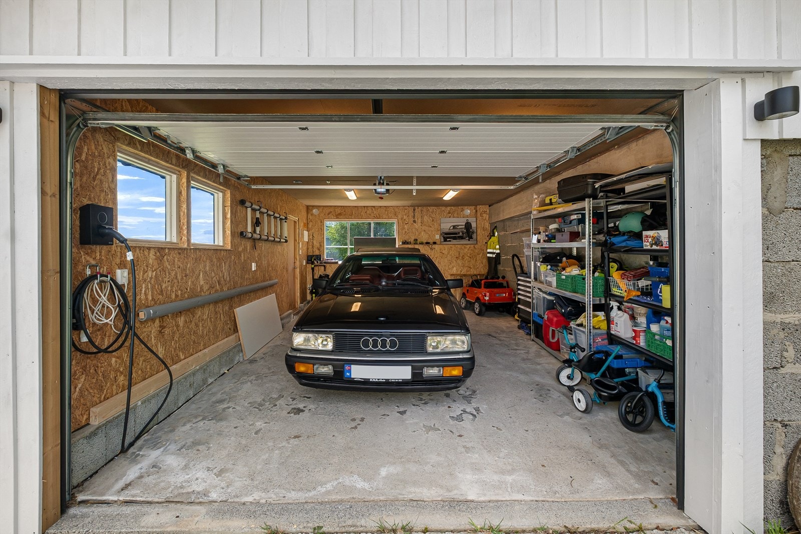 Garasje med god plass til bil og lagring - El-bil lader etablert. Galleribilde