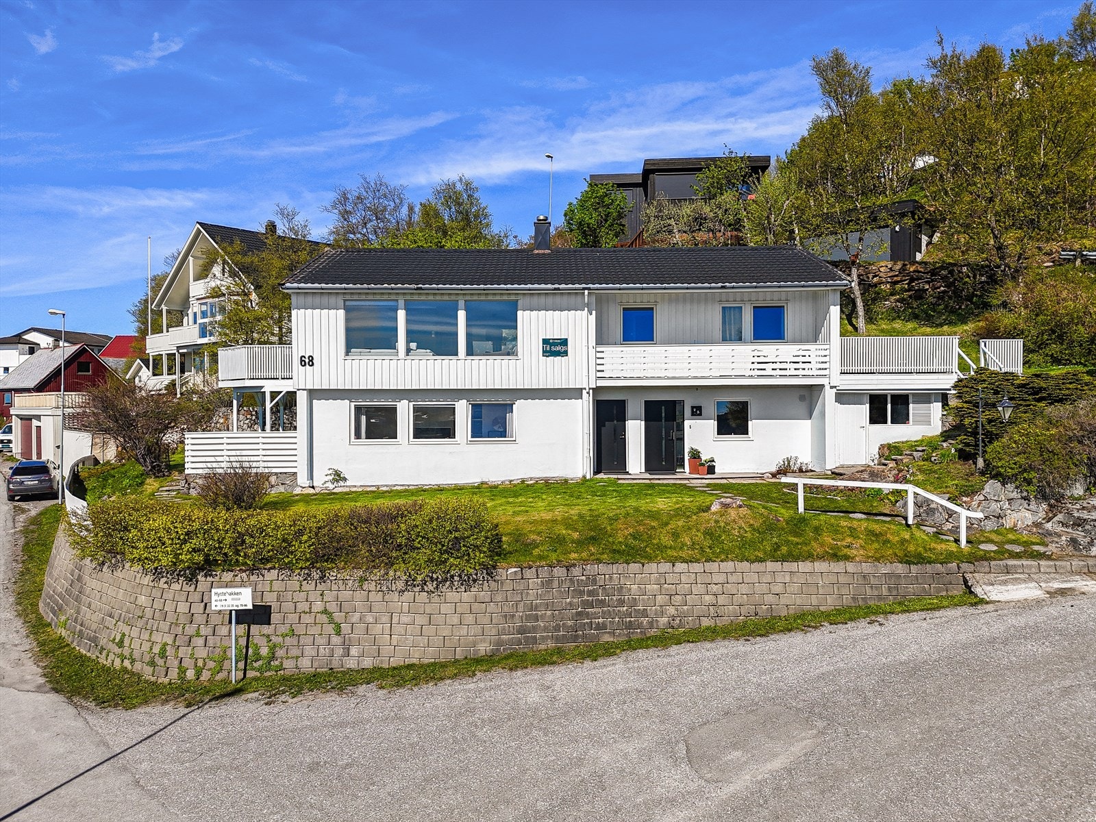 Høy og fri plasseringen gir eiendommen svært gode utsiktsforhold. Galleribilde