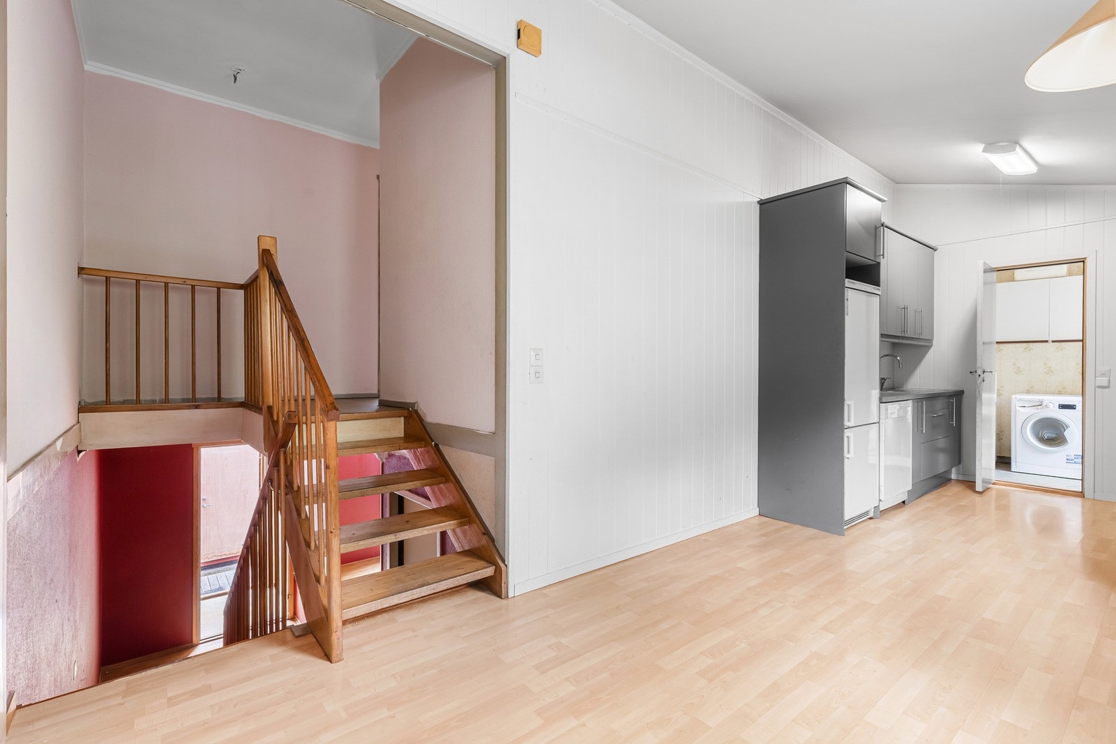 Rekkehus over 3 plan med et stort potensialet. Galleribilde