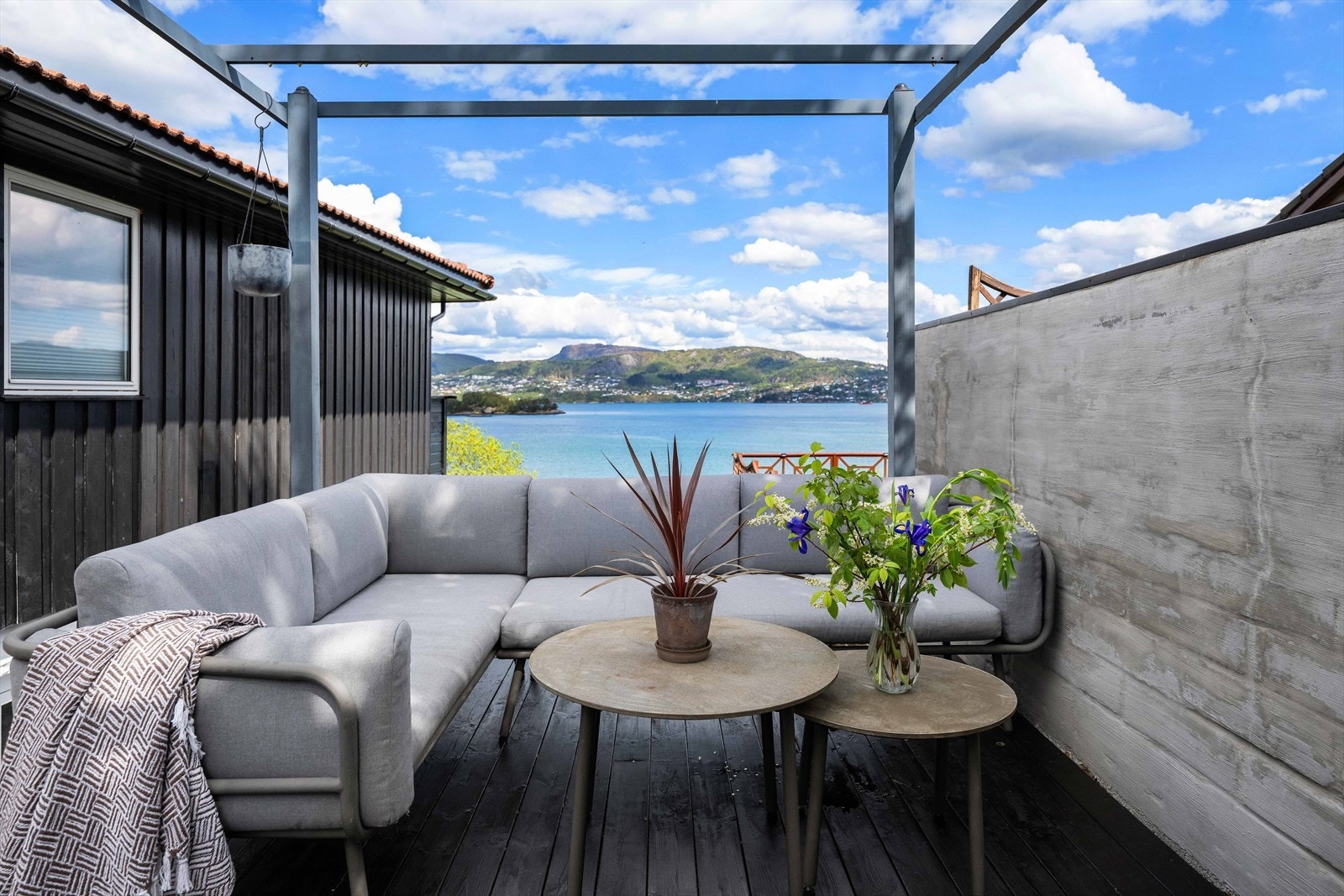 Fra uteplassen har man flott utsikt over sjøen. Galleribilde
