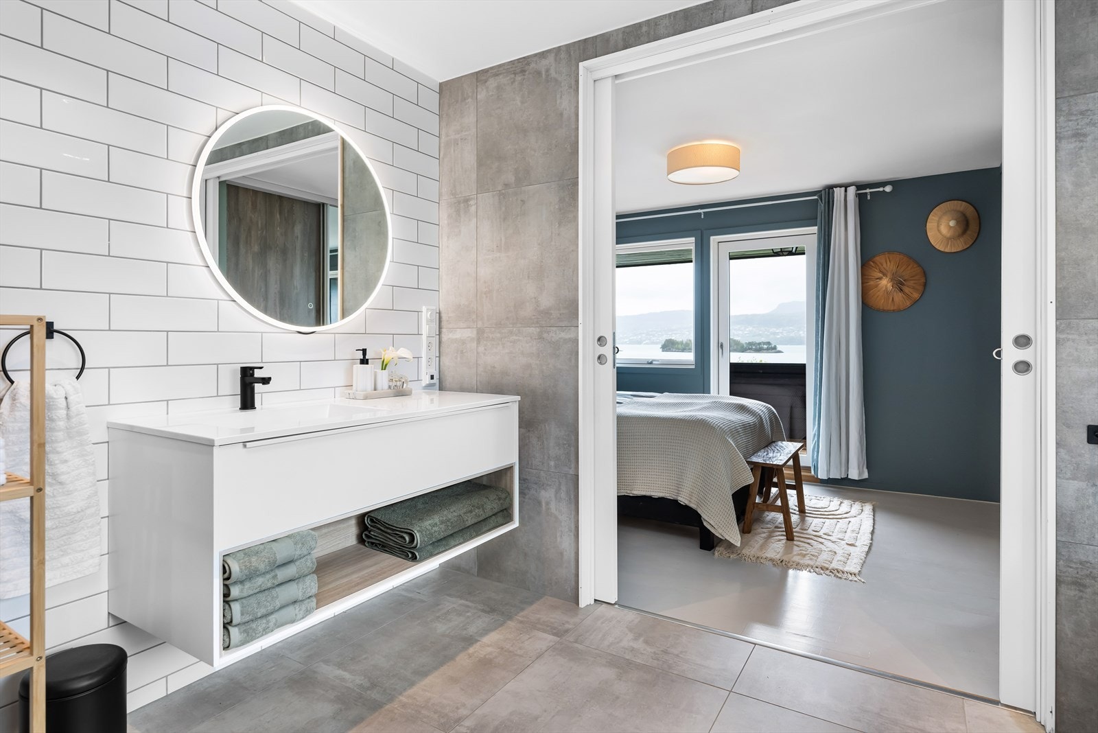 Badet er helfliset med store kvadratiske fliser, men med en kontrastvegg med lyse avlange og liggende fliser. Galleribilde