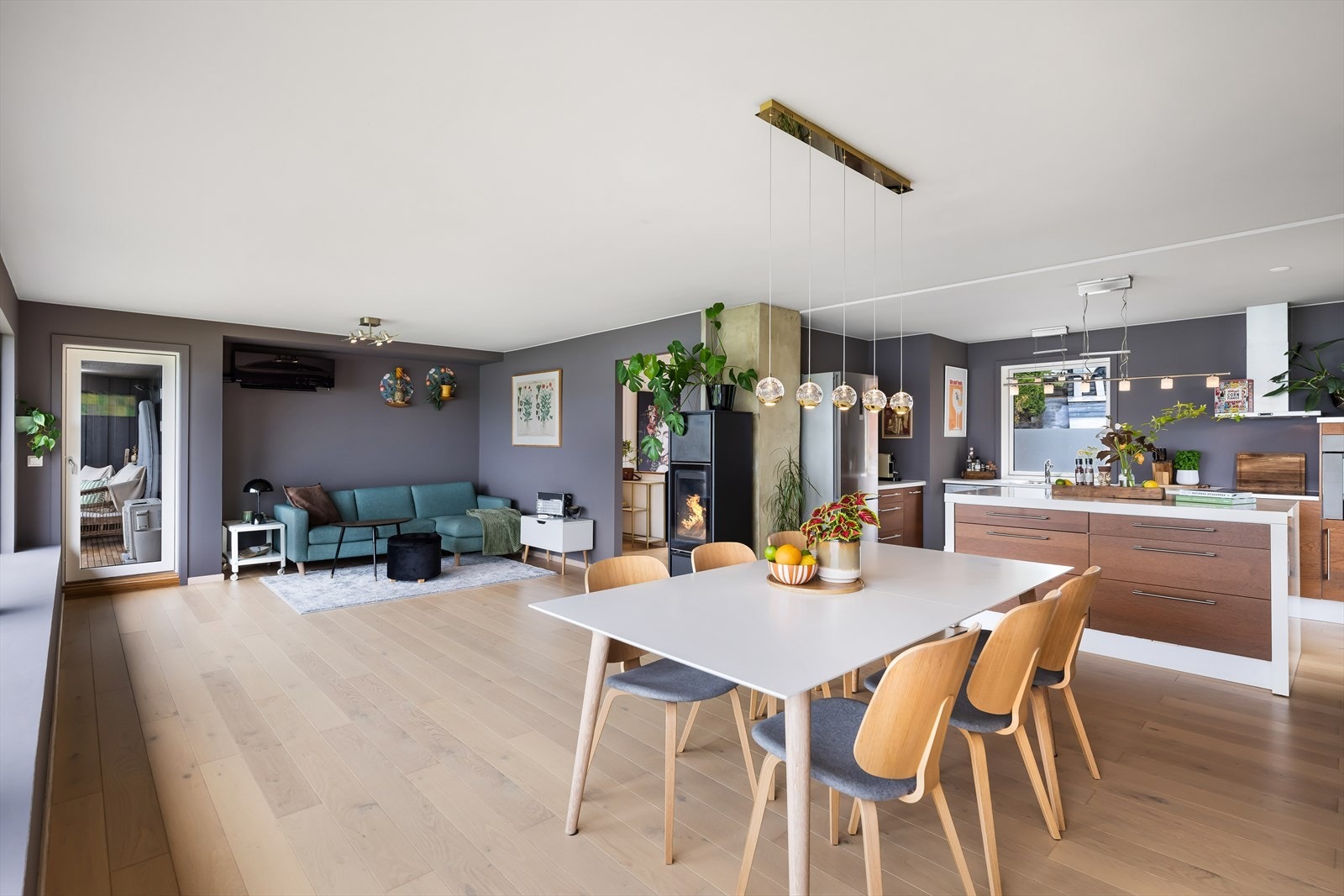 Det store allrommet gir god plass til både sofagruppe og spisebord. Galleribilde