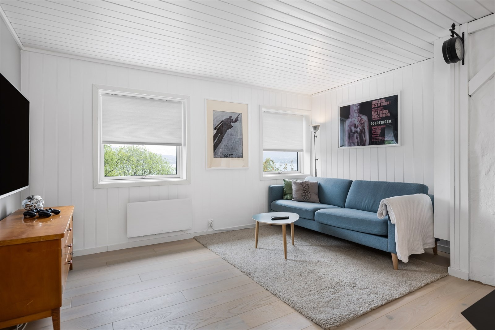 Et flott rom med to store vinduer vendt mot Byfjorden og Byfjellene. Lyse rustikke overflater med klassiske fargevalg. Galleribilde
