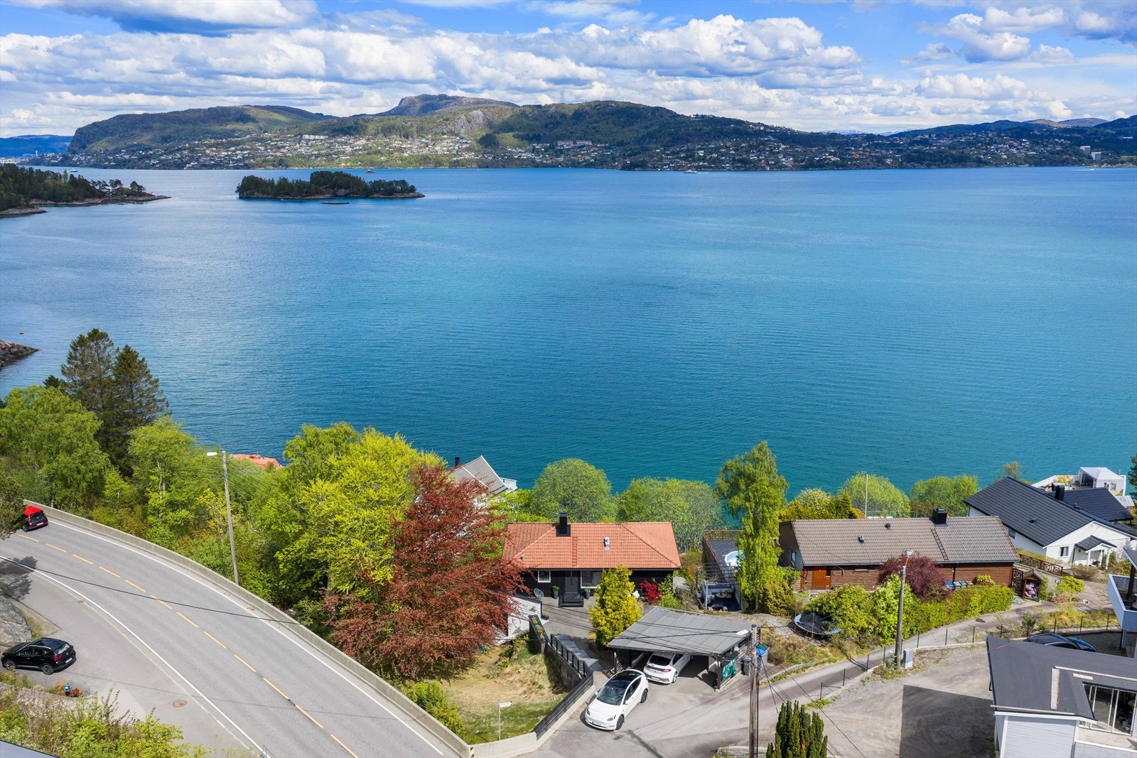 Fra eiendommen er det kort vei til sjøen og fine turområder. Galleribilde