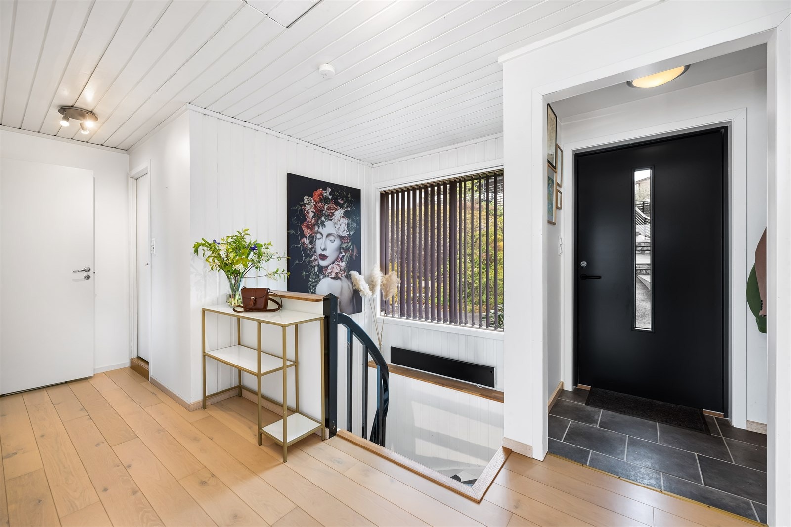 Lys og trivelig gang med godt med naturlig lysinnslipp Galleribilde