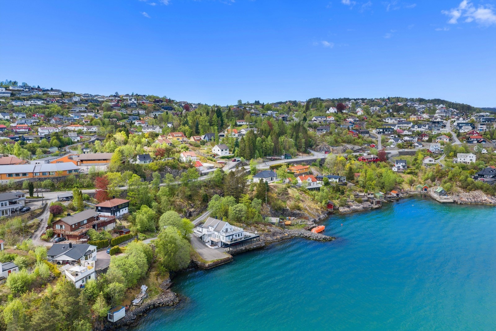 Erdal barneskole ligger kun to minutters gange fra boligen. Galleribilde